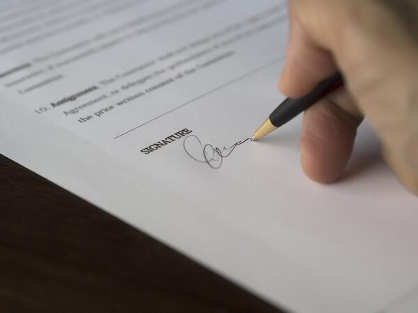 Минтруд уточнил, как уполномочить работника подписывать документы